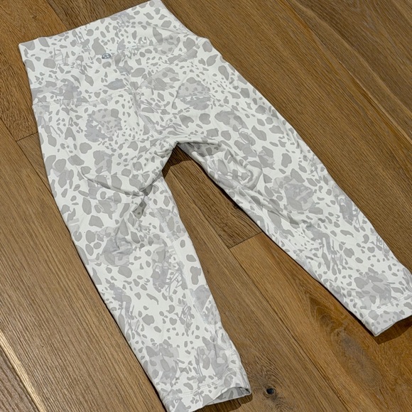 Lululemon Align Cheetah Cropped Leggings 0 - Picture 5 of 8